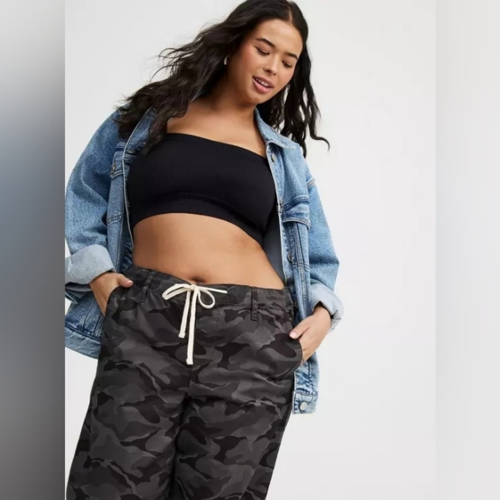 NWTS Torrid Black & Grey Camouflage Weekend Mid-Rise Wide Leg Pants | Size 4 - Picture 5 of 5